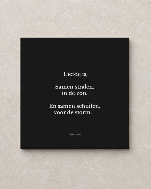 Tegeltjeswerk tegel - Liefde is: Samen stralen en schuilen - 20x20 Zwart Glans