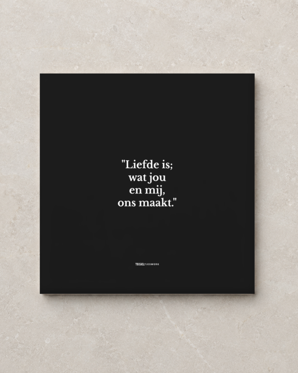 Tegeltjeswerk tegel - Liefde is; wat ons maakt - 15x15 Zwart Glans